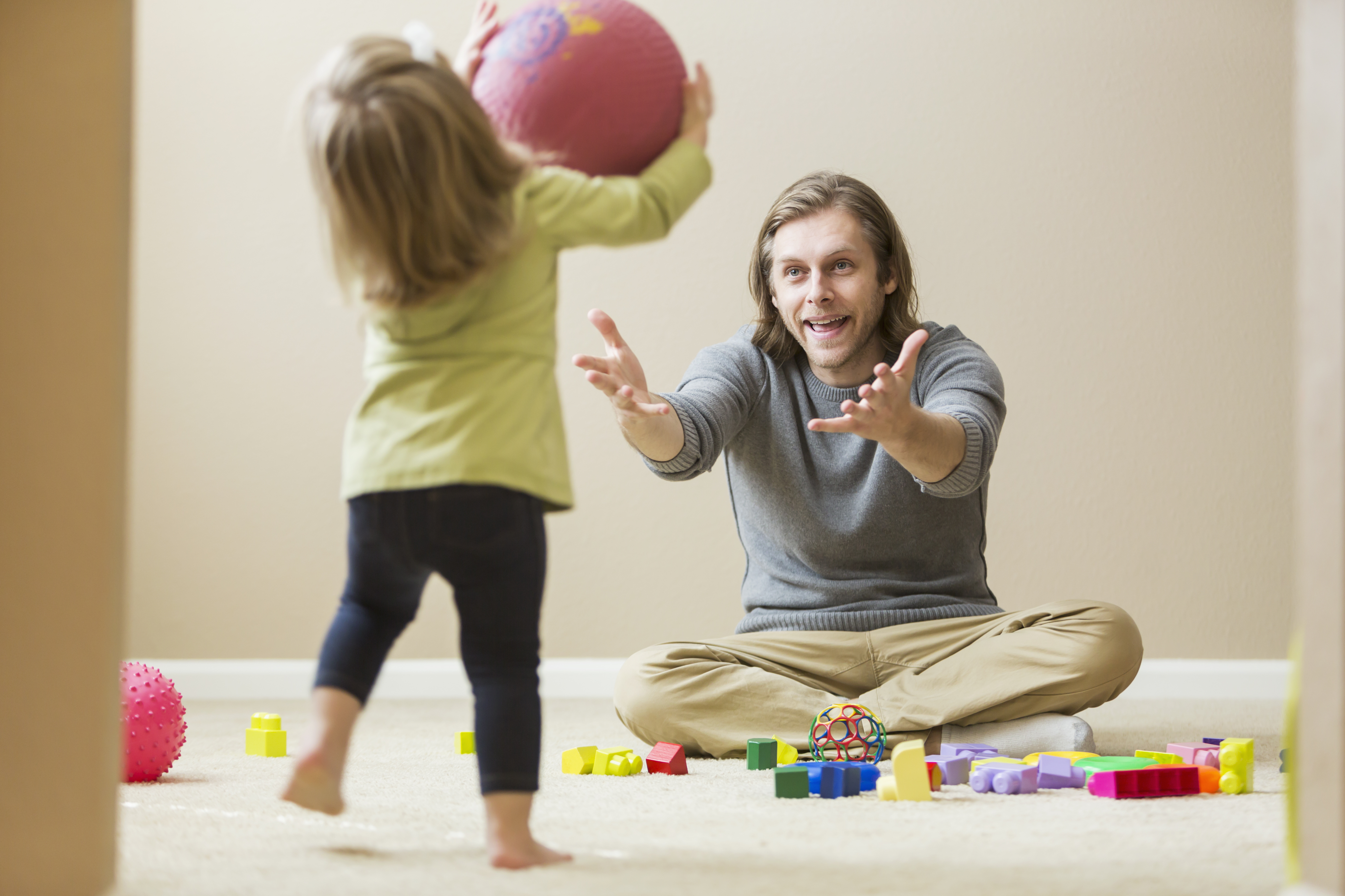 Vater und Tochter spielen zu Hause.